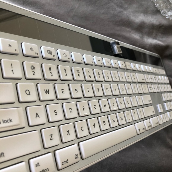 Logitech K750 Wireless Solar Keyboard for Mac - Picture 2 of 4